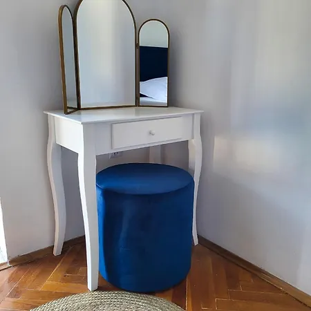 Mala Kuca * Hodilje